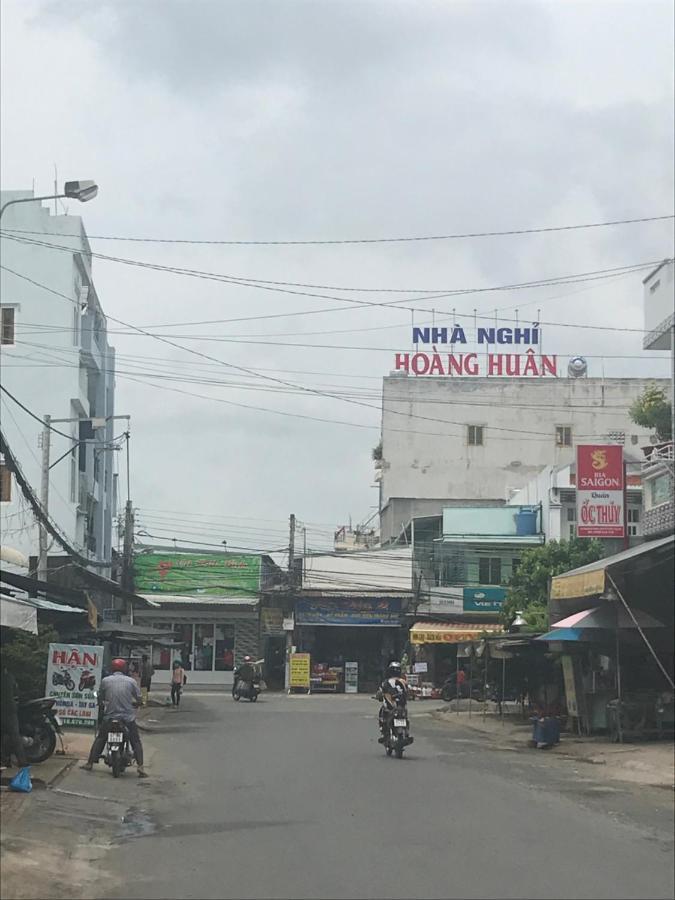 Nha Nghi Hoang Huan Hotel ลองซเวียน ภายนอก รูปภาพ